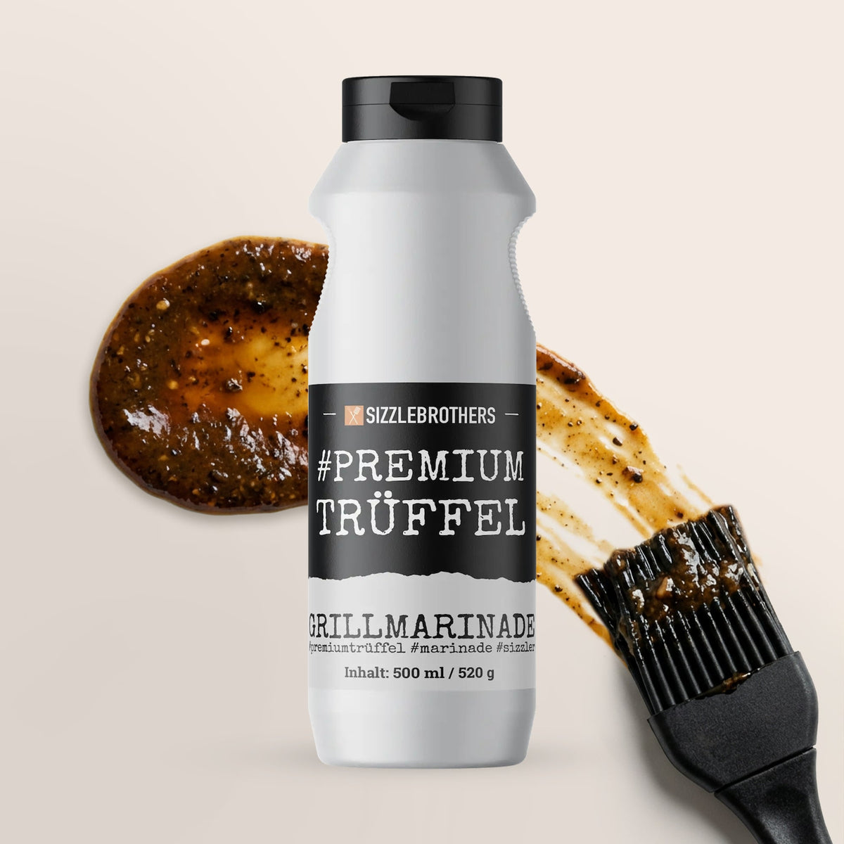 Sizzle Brothers Premium Trüffel Marinade 500 ml, weiße Flasche mit Backpinsel und Marinadenstrich vor hellem Hintergrund
