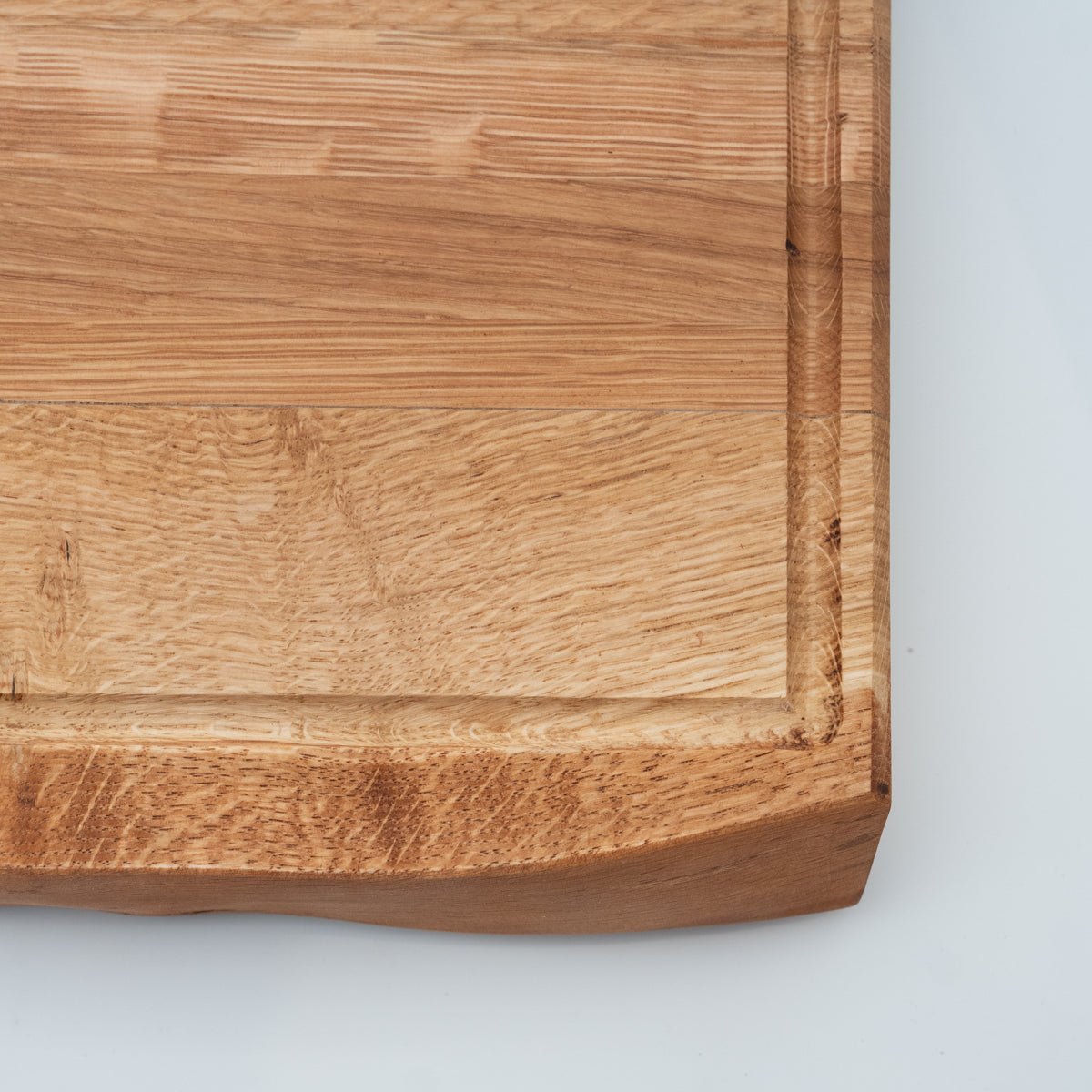 BABOSSA | Eichen Schneidebrett L | Naturkante | Saftrille | 44,5x35x4,5 cm - BABOSSABABOSSA | Eichen Schneidebrett L | Naturkante | Saftrille | 44,5x35x4,5 cmHolzbrettBABOSSABABOSSA