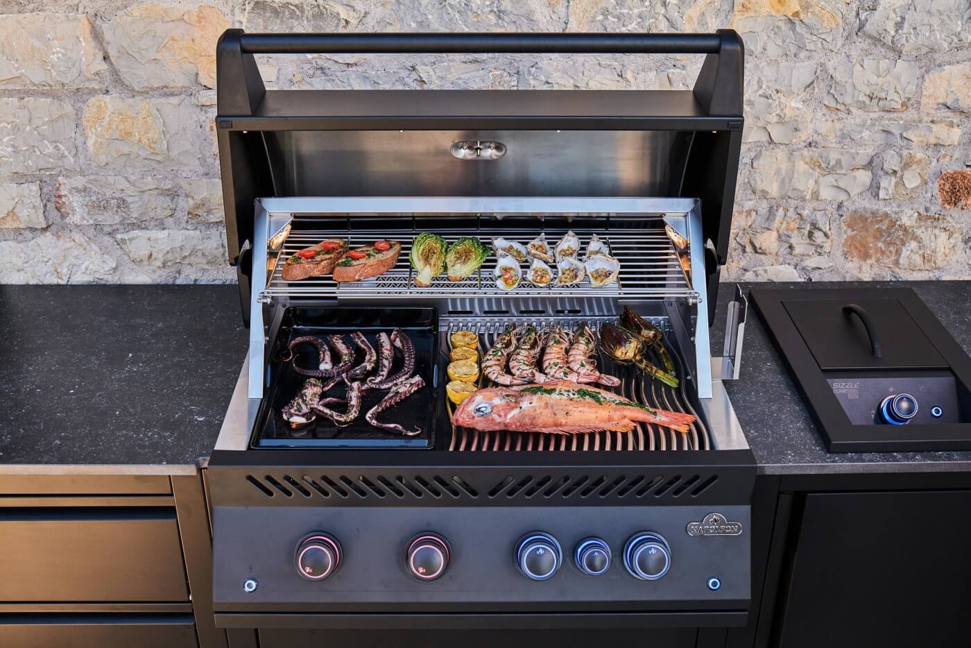 Napoleon OASIS 105 Outdoor - Küche mit 32 - Zoll - Einbaugrill der 700er - Serie - Grillstar.deNapoleon OASIS 105 Outdoor - Küche mit 32 - Zoll - Einbaugrill der 700er - SerieNapoleonGrillstar.de