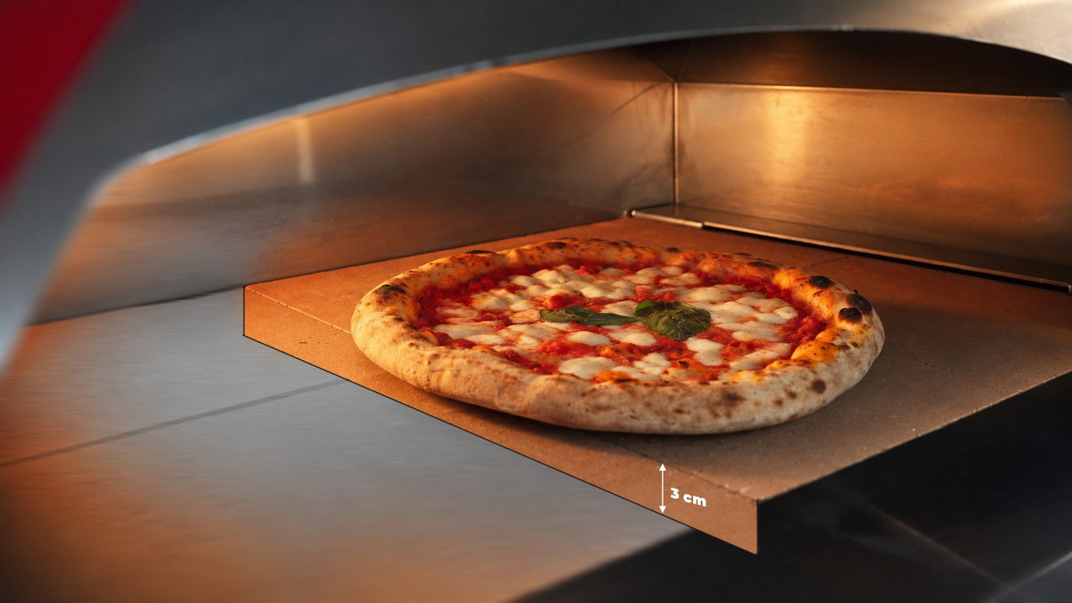 Zwei Pizzen mit 28 cm Durchmesser gleichzeitig auf dem Backboden des Alfa Forni EVO