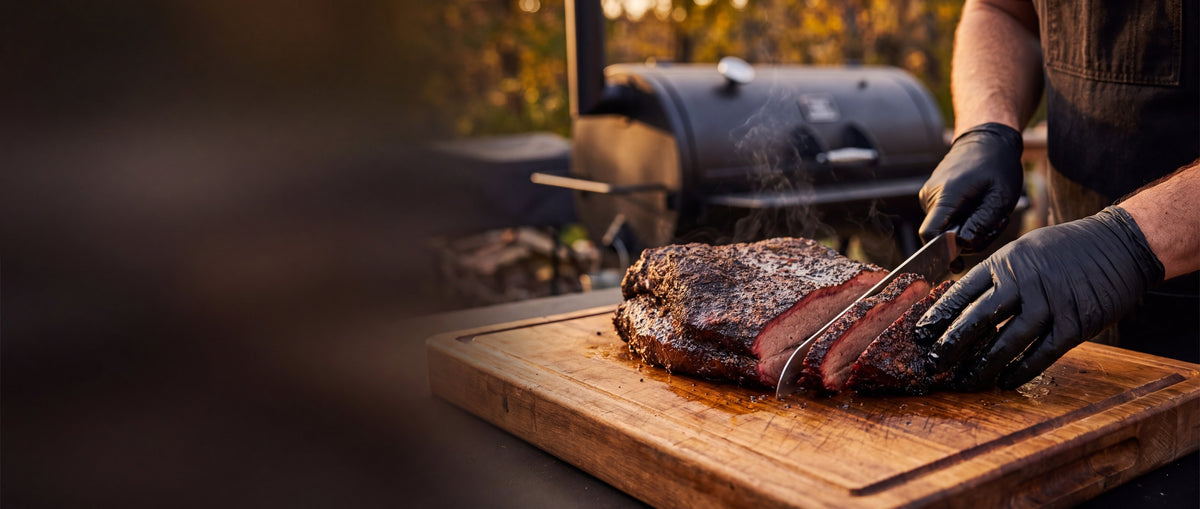 Pitmaster schneidet geräuchertes Brisket an, Saisonabschlussfeier im BBQ Saloon Hannover