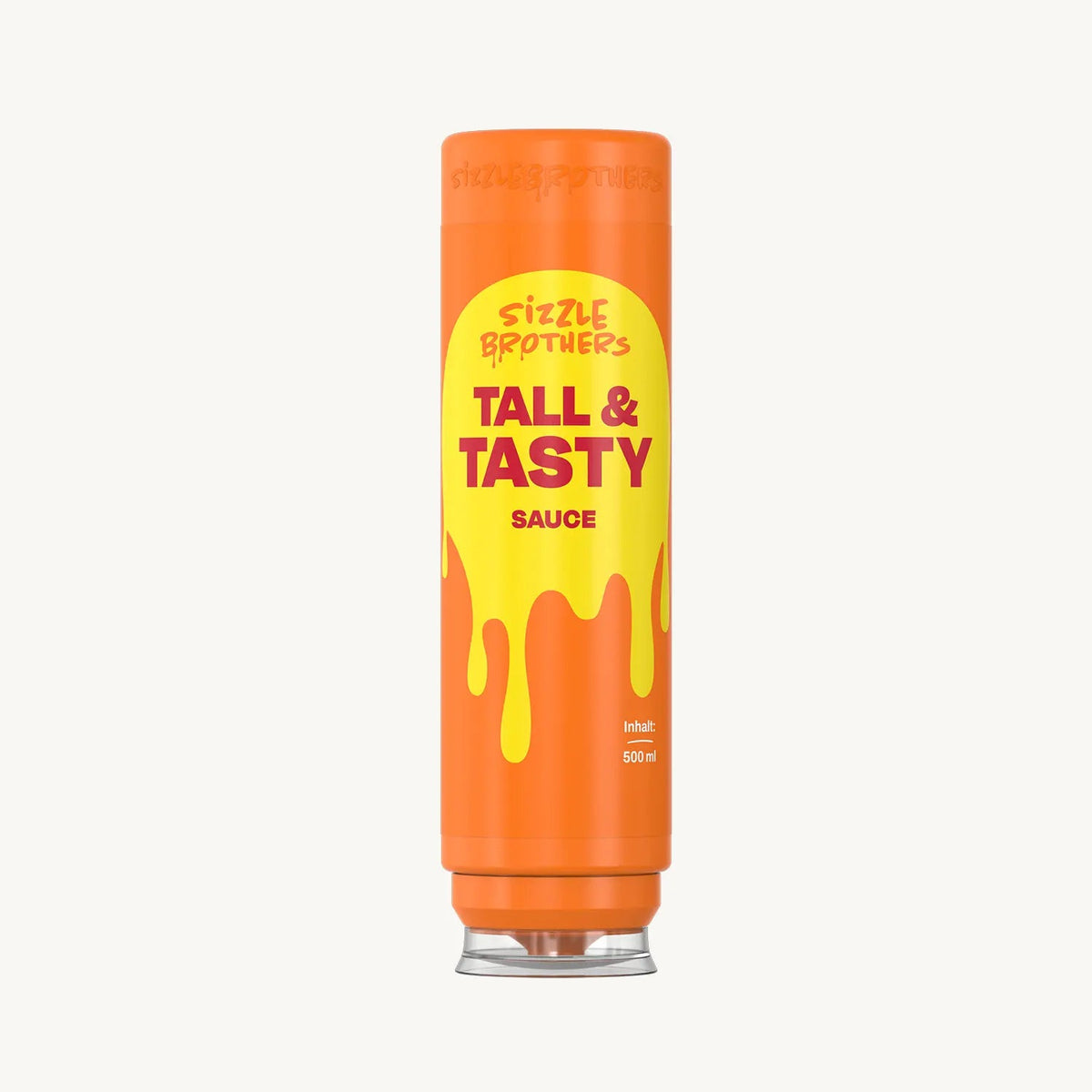 Sizzle Brothers Tall & Tasty Sauce in der orangefarbenen 500-ml-Kopfstandflasche vor hellem Grund
