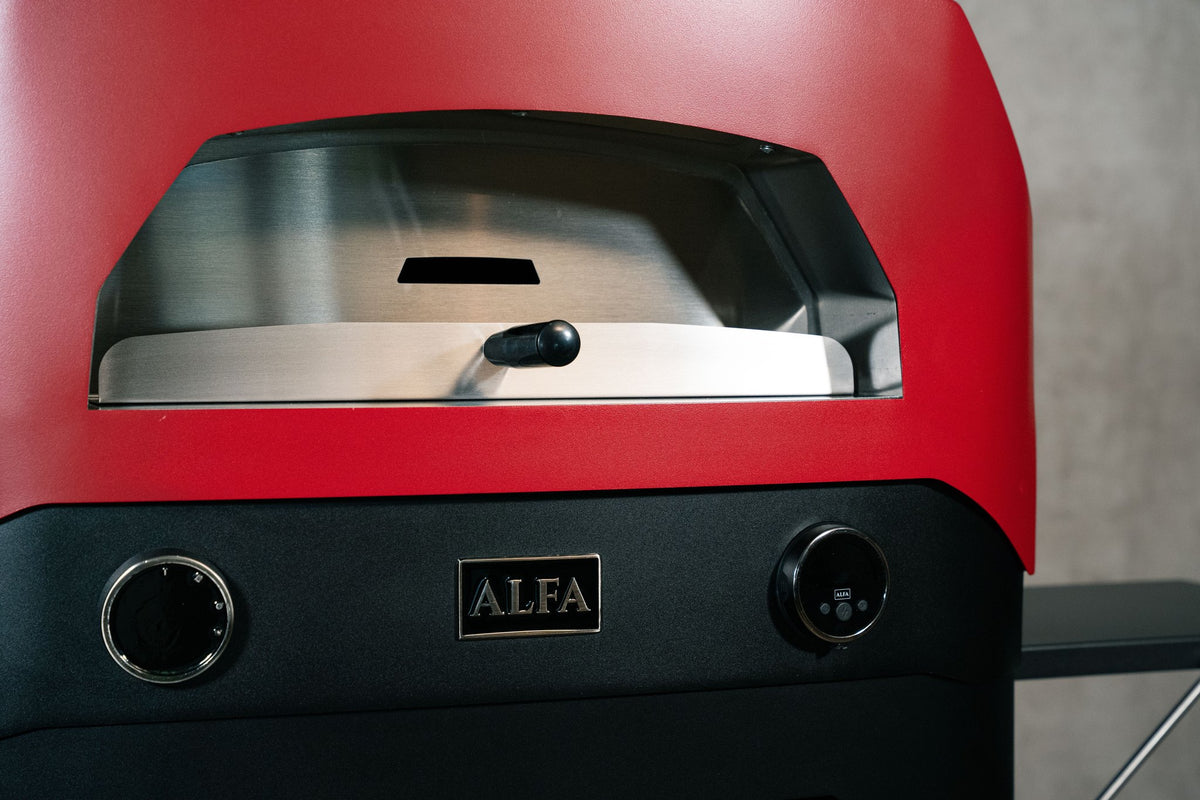 Alfa Forni EVO in Rubin Rot auf der Terrasse