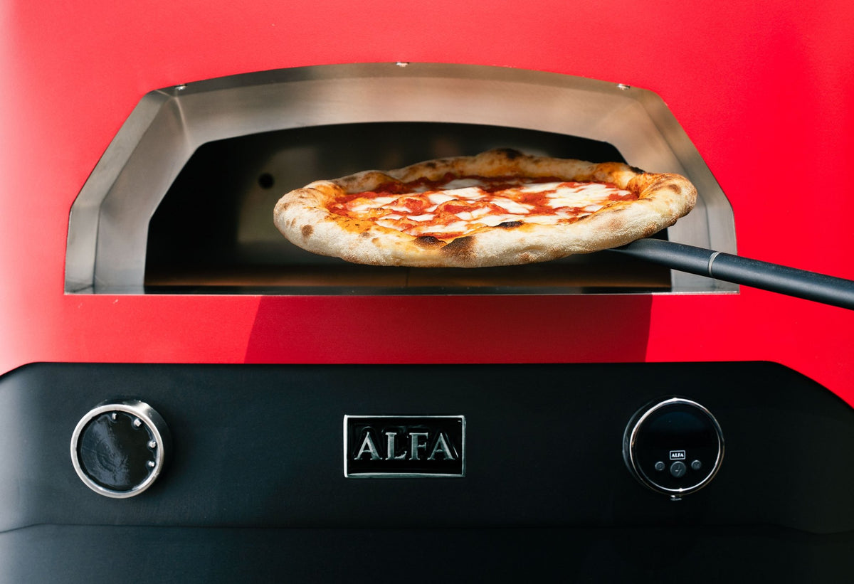 Pizza auf der Schaufel vor dem Backraum des Alfa Forni EVO